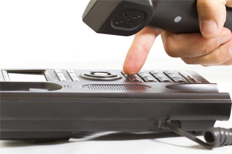 Bremen: Polizei warnt vor Abzocke am Telefon Ein Unbekannter hat versucht, eine Bremer Seniorin per Telefon hereinzulegen. Er gaukelte ihr einen Gewinn vor. Die Seniorin rief die Polizei.