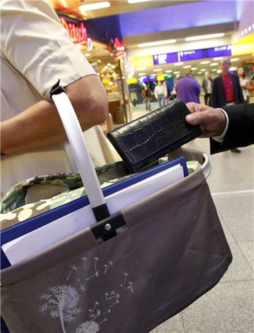 Ein Unbekannter klaut einer ahnungslosen Frau die Geldbörse. Passieren kann das jedem überall. Doch zuletzt hatten es Taschendiebe im Landkreis Rotenburg vermehrt auf Senioren beim Einkaufen abgesehen.
