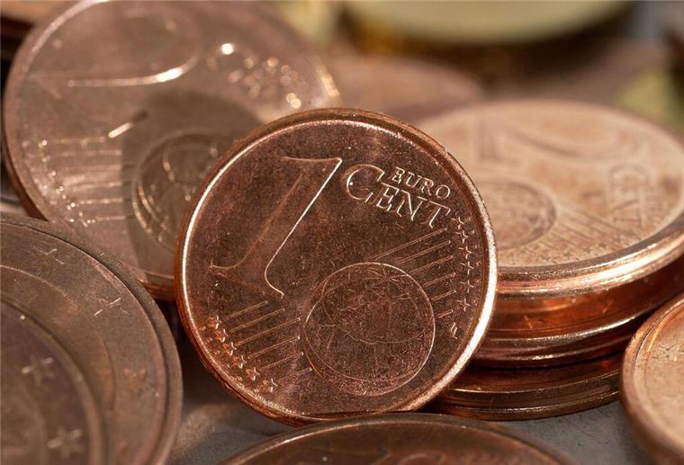 Kommt das Ende der Ein- und Zwei-Cent-Münzen in Deutschland? Euro-Cent-Münzen liegen auf einem Haufen. (zu dpa: «Runden soll Klimpergeld überflüssig machen»)