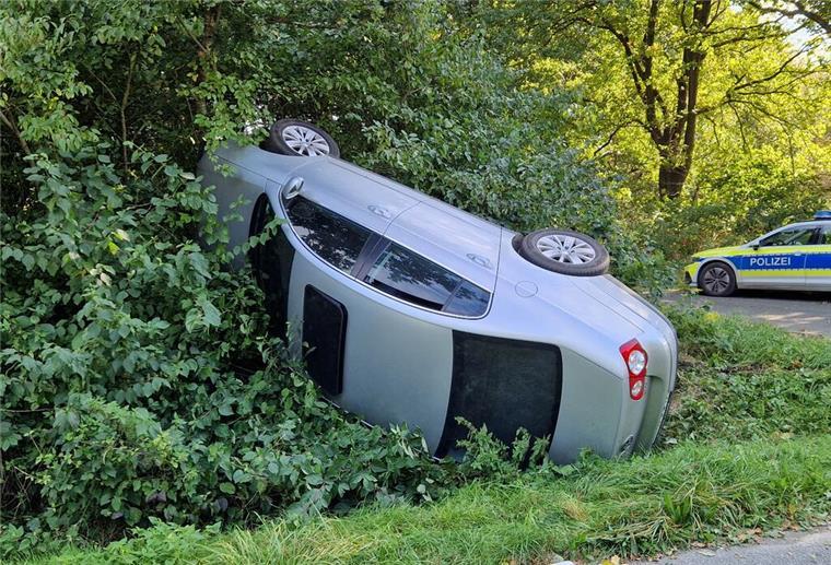 Unfall auf der K60 bei Schiffdorf: Auto landet im Graben - Fahrer verletzt Auto liegt auf der Seite Unfall