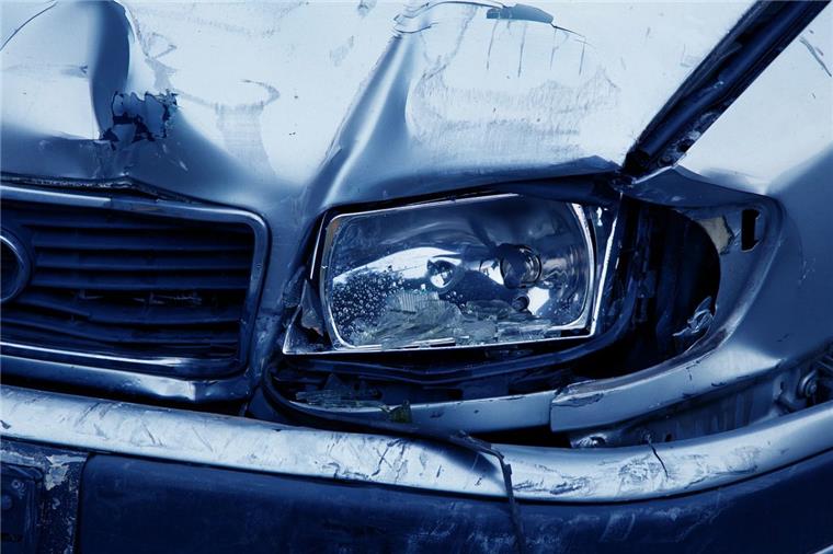 Unfall auf dem Weg zum Training? Das kracht nicht nur auf der Straße! Für den Ernstfall eine Kfz-Versicherung abschließen