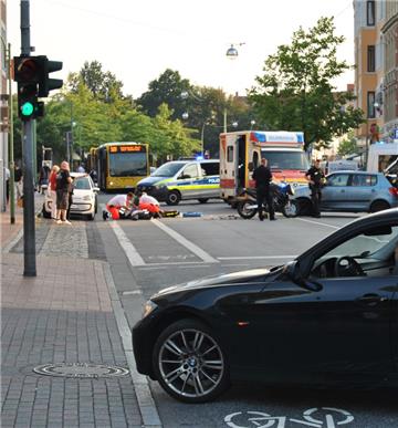 Ein Unfall von vielen: Bei einem Verkehrsunfall wurde am 8. September auf der Hafenstraße ein Motorradfahrer verletzt. 4600 Verkehrsunfälle zählte die Polizei Bremerhaven im Jahr 2015 insgesamt.