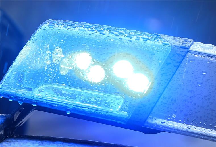 Räuber flüchtet, springt in See und gerät in Not Streifenwagen mit Blaulicht