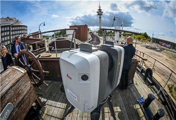 Ein unscheinbarer grauer Kasten mit spektakulärer Technik: An Bord des Warcks der „Seute Deern“ stellt das Deutsche Schifffahrtsmuseum den 3D-Scanner und die Firma vor, die das gesamte Schiff dreidimensional an vier Milliarden Punkten vermisst.