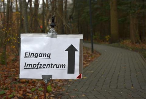 Ein unscheinbares Schild weist den Weg zum Impfzentrum des Landkreises Rotenburg im ehemaligen Zevener Krankenhaus.