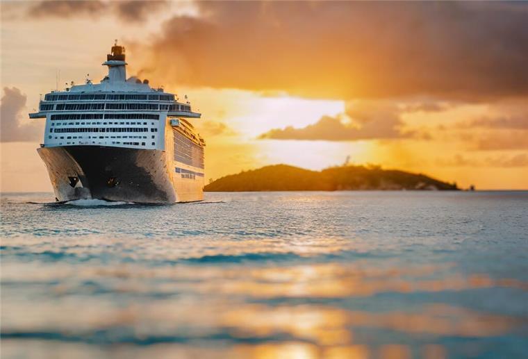 25.000 Dollar pro Nacht! So viel Luxus bietet die größte Kreuzfahrt-Kabine der Welt Ein Kreuzfahrtschiff fährt im Sonnenuntergang.