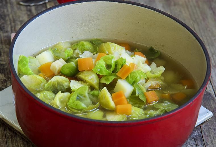 Hühnersuppen-Bonbons sind ein neuer USA-Trend - Doch helfen sie bei Erkältung? Eine Schüssel mit Hühnersuppe steht auf einem Tisch.