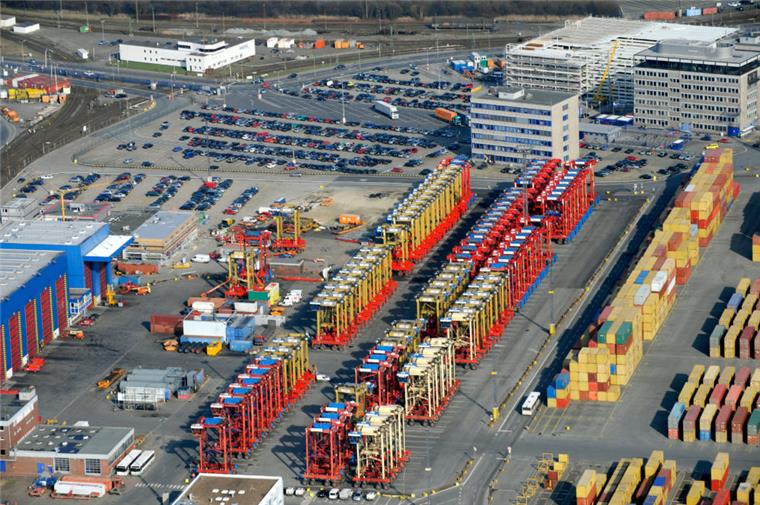 Bremerhaven: Van Carrier brennt auf dem Containerterminal Ein Van Carrier hat auf dem Container Terminal gebrannt.