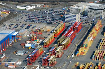 Ein Van Carrier hat auf dem Container Terminal gebrannt.