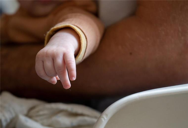 Zahl der Geburten auf niedrigstem Stand seit 2013 Ein Vater trägt seine Tochter auf dem Arm.
