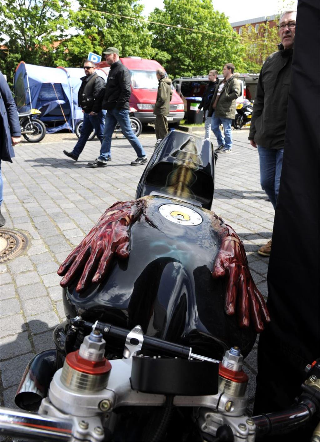 Ein veredeltes Bike steht zum Verkauf.