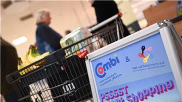 Ein Verein für Menschen mit Autismus und deren Angehörige informieren über Ihre Veranstaltung „Silent Shopping“ in einem Supermarkt.