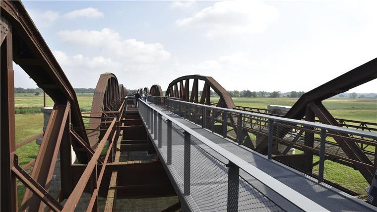 Gemeinde droht Rückzahlung bei Dömitzer Bahnbrücke Ein Verfahrensfehler bei der Planung eines Skywalks auf der Dömitzer Eisenbahnbrücke könnte die Samtgemeinde Elbtalaue teuer zu stehen kommen.