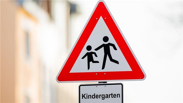 Ein Verkehrsschild mit dem Hinweis „Kindergarten“ steht vor einer Kindertagesstätte.