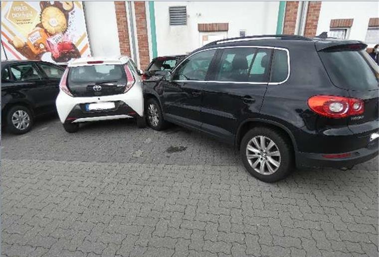 Unfall: Frau beschädigt Supermarkt und drei Autos in Schiffdorf Ein Verkehrsunfall in Schiffdorf auf dem Supermarktparkplatz.
