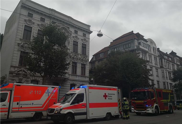Hafenstraße: Zwei Schwerverletzte bei Verkehrsunfall Rettungswagen stehen auf einer Straße.