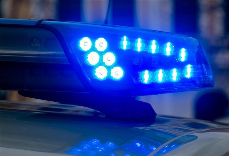 Schock-Fund auf Wiese: Zeuge meldet Leichenteile – dann wird’s peinlich! Ein Blaulicht der Polizei leuchtet auf.