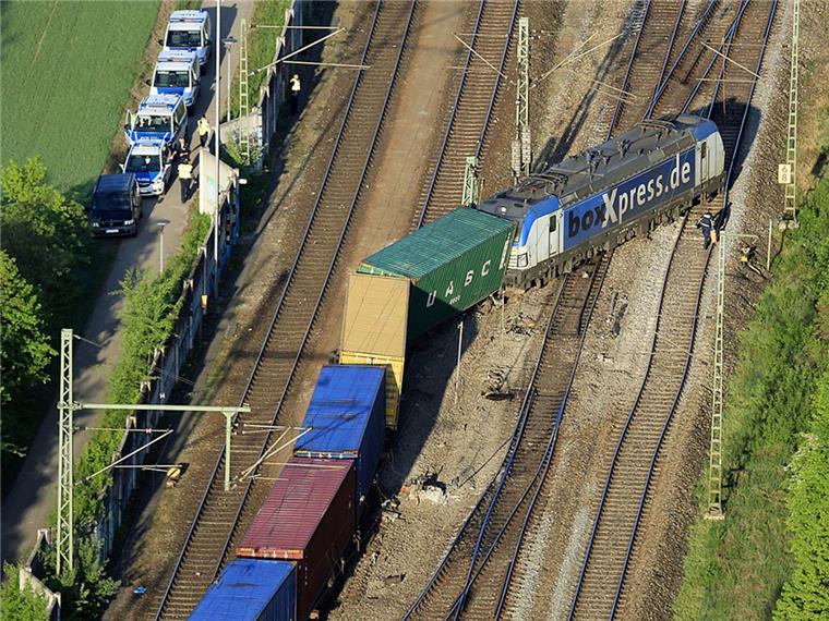 Auf dem Weg nach Bremerhaven: Güterzug entgleist in München Ein verunglückter Güterzug steht quer auf den Gleisen des Umschlagbahnhofs München-Riem. Menschen wurden nach Angaben der Bundespolizei nicht verletzt, es entstand allerdings ein Millionenschaden.