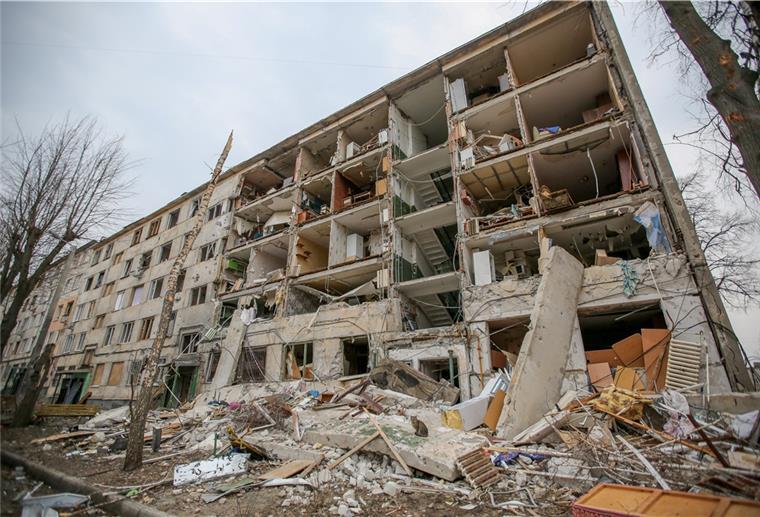 Ukraine meldet Rückeroberungen Ein völlig zerstörtes Gebäude ist nach russischem Beschuss in der ukrainischen Stadt zu sehen.