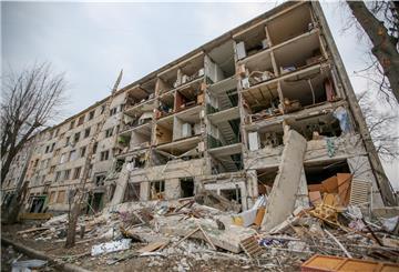Ein völlig zerstörtes Gebäude ist nach russischem Beschuss in der ukrainischen Stadt zu sehen.