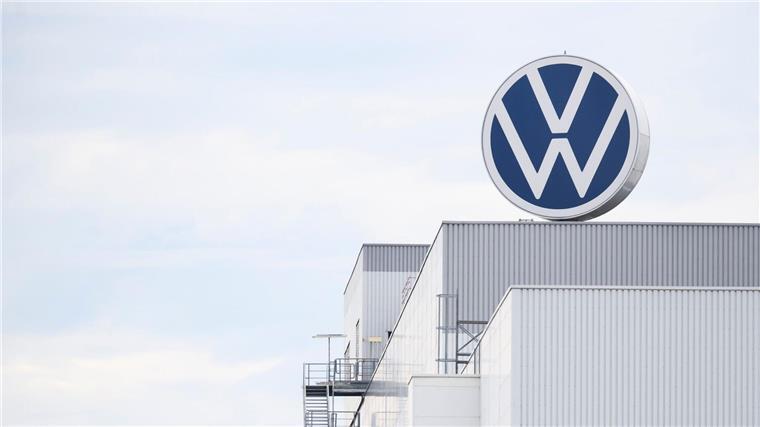 Konzern drückt bei Sparprogramm der Marke VW aufs Tempo Ein Volkswagen Logo dreht sich auf dem Dach vom Werk von Volkswagen Nutzfahrzeuge.
