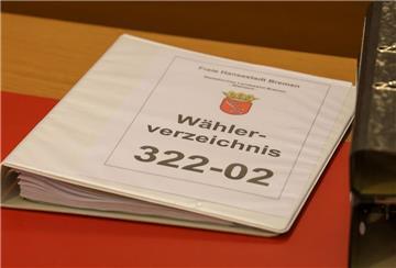 Ein Wählerverzeichnis liegt beim Prozessauftakt in einem Saal des Bremer Verwaltungsgerichts auf einem Tisch.