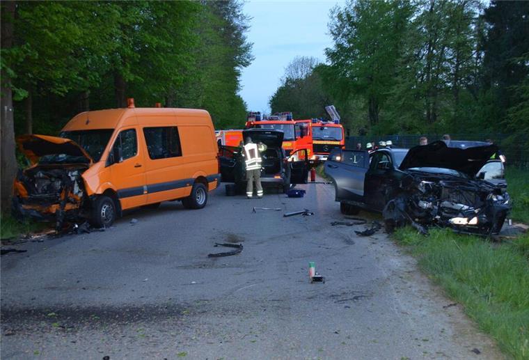 Heftiger Unfall in Stade: Sieben junge Menschen teils schwer verletzt Ein waghalsiges Überholmanöver war der Auslöser des Unfalls.