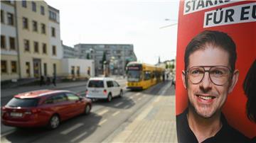 Ein Wahlplakat des sächsischen SPD-Spitzenkandidaten zur Europawahl, Matthias Ecke hängt an der Schandauer Straße.