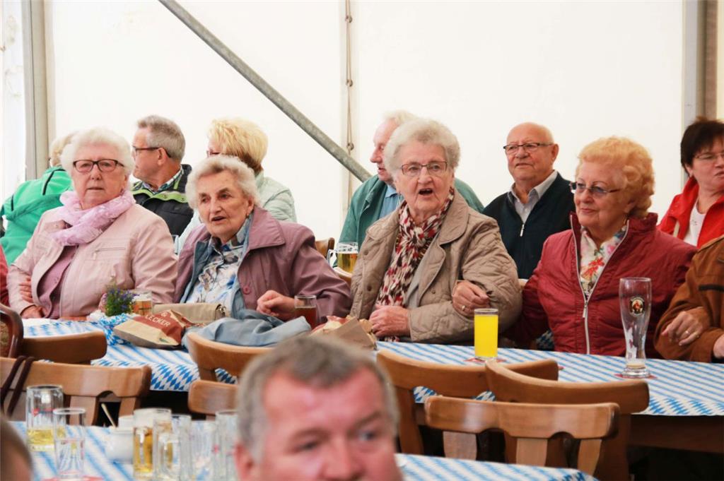 Ein Walzer regte zum spontanen Mitschunkeln an. Bayernfest in Wittstedt. Foto: B...