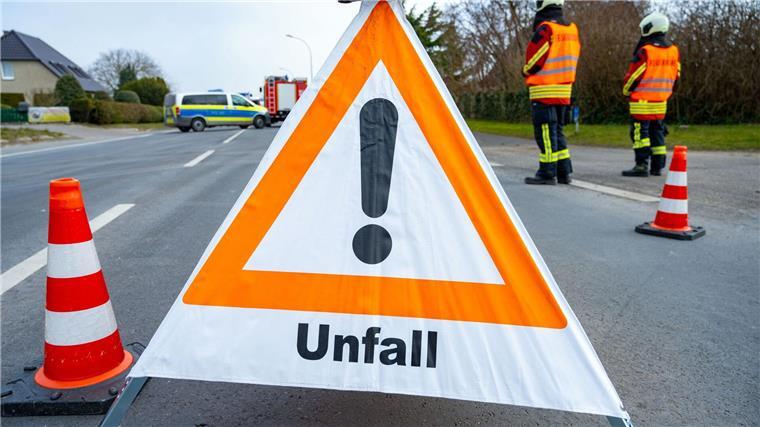 Fahrstreifen der A27 nach Unfall gesperrt Ein Warndreieck steht in der Nähe einer Unfallstelle.