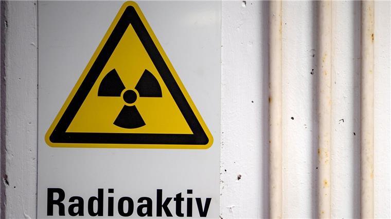 Ein Warnhinweis mit der Aufschrift „Radioaktiv“ hängt in einem Zwischenlager.