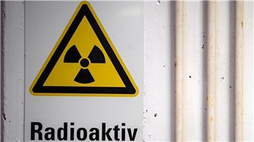 Ein Warnhinweis mit der Aufschrift „Radioaktiv“ hängt in einem Zwischenlager.