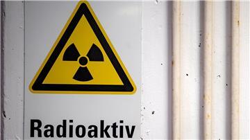 Ein Warnhinweis „Radioaktiv“ hängt am Eingang eines Zwischenlagers.