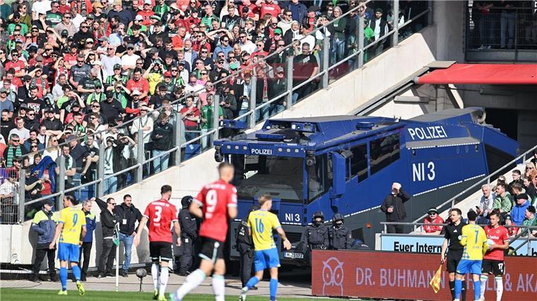 Fanproteste und spätes 1:1: Hannover rettet Punkt im Derby Ein Wasserwerfer der Polizei beim Derby in Hannover.