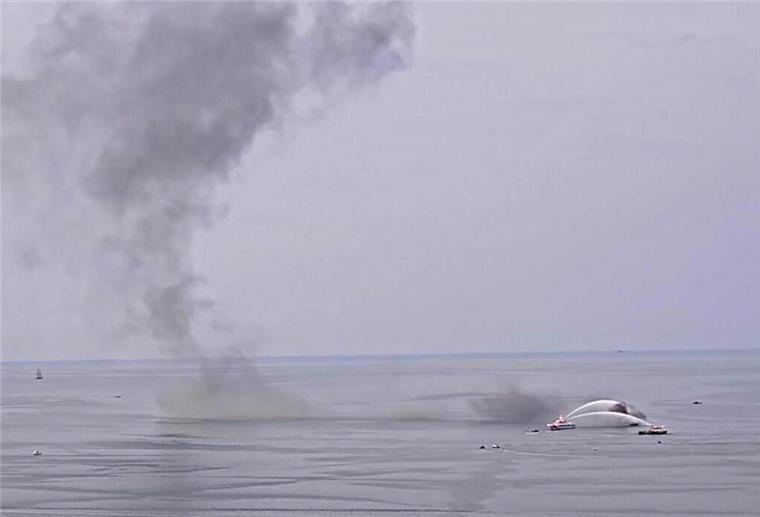 Feuer auf der Ostsee: Besatzungsmitglieder der Barkasse müssen ins Krankenhaus Ein Webcam-Screenshot vom Einsatz der Deutschen Gesellschaft zur Rettung Schiffbrüchiger (DGzRS) für eine in Brand geratene Barkasse der Marine vor Warnemünde.