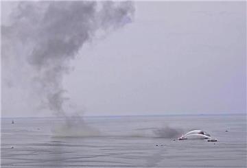 Ein Webcam-Screenshot vom Einsatz der Deutschen Gesellschaft zur Rettung Schiffbrüchiger (DGzRS) für eine in Brand geratene Barkasse der Marine vor Warnemünde.