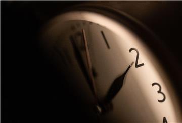 Ein Wecker zeigt zwei Uhr an.