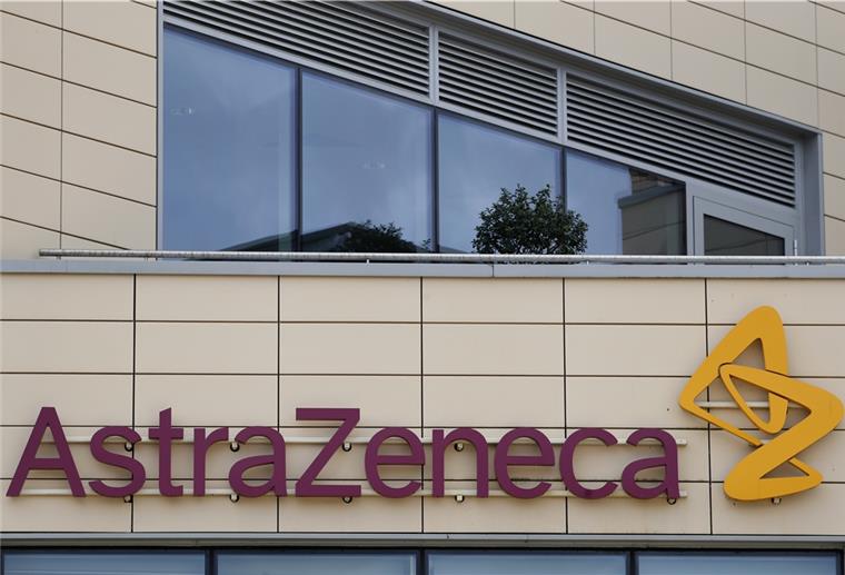 Weiterer Konzern stellt Corona-Impfstoff vor Das Firmenlogo des Pharmakonzerns AstraZeneca über dem Eingang des Unternehmens.