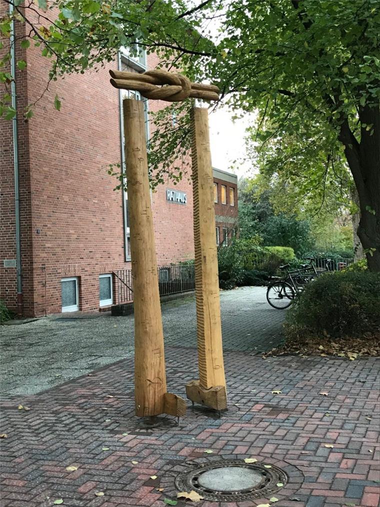 So läuft das Bildhauertreffen an der Braker Kaje Ein Werk vom Holzbildhauersymposium 2017 hat die Stadt übernommen und vor dem Rathaus aufgestellt.
