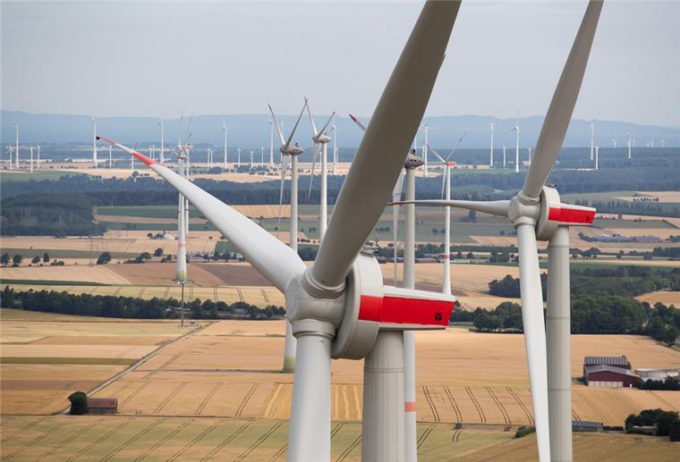 Ein Windpark an Land. Der Konzern Mercedes-Benz plant jetzt einen eigenen Park in Papenburg, um selber Strom zu produzieren.