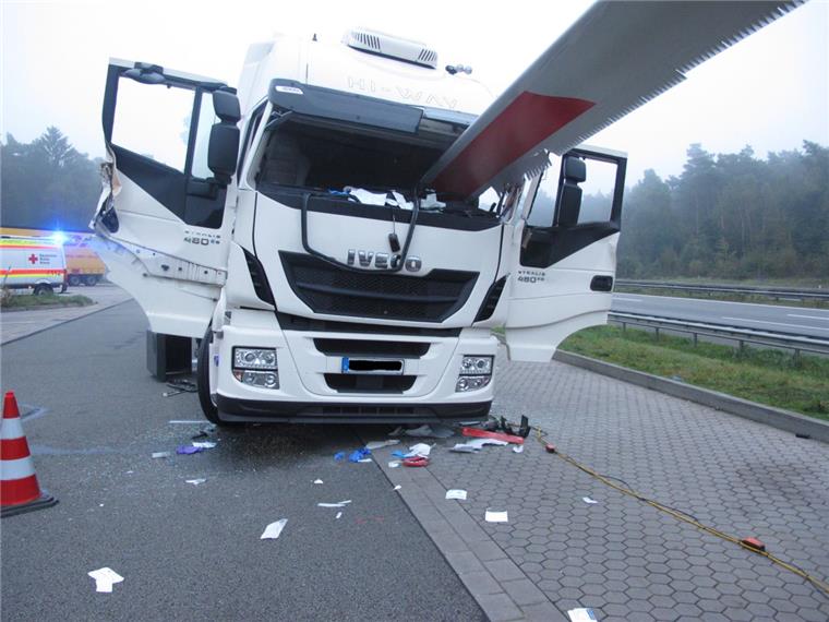 Schwerverletzter auf A1-Rastplatz: Windradflügel durchbohrt Fahrerkabine Ein Windradflügel durchbohrt die Fahrerkabine des Sattelzugs. Der 56-jährige Fahrer erlitt schwerste Verletzungen.
