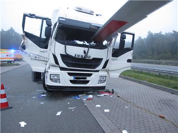 Ein Windradflügel durchbohrt die Fahrerkabine des Sattelzugs. Der 56-jährige Fahrer erlitt schwerste Verletzungen.