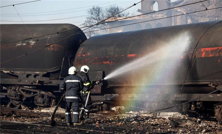 Gastanks explodiert: Fünf Tote bei Zug-Inferno in Bulgarien Ein winziges Dorf wird Schauplatz einer Eisenbahn-Katastrophe. Ein Güterzug entgleist, Gastanks explodieren, mehrere Menschen aus dem Ort sterben. Am Unglücksort liegen ganze Straßenzüge in Ruinen.
