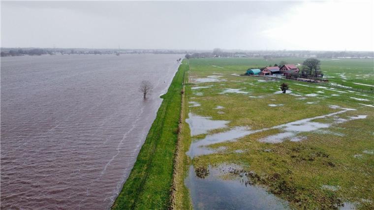 Hochwasser: Bewohner von Weserinsel isoliert, aber gelassen Ein Wohnhaus am Deich auf der Weserinsel Hagen-Grinden.