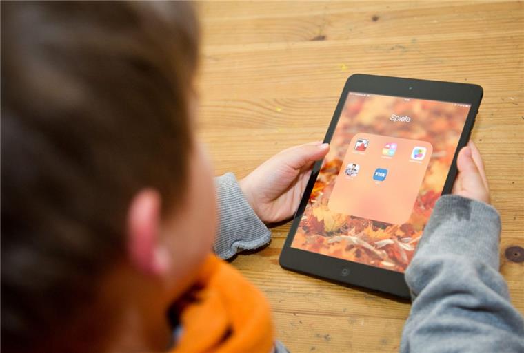 Mutter nimmt Sohn das Tablet weg: Polizei und Rettungswagen rücken an Ein zehnjähriger Junge hat in Oberbayern einen Polizeieinsatz ausgelöst, weil seine Mutter ihm das Tablet weggenommen hatte.