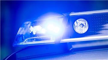 Ein Zeuge hatte die schwitzende Dreijährige in dem geparkten Auto entdeckt und die Polizei gerufen. (Symbolbild)