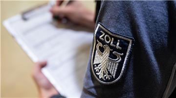 Ein Zollbeamter füllt einen Personalerfassungsbogen aus.