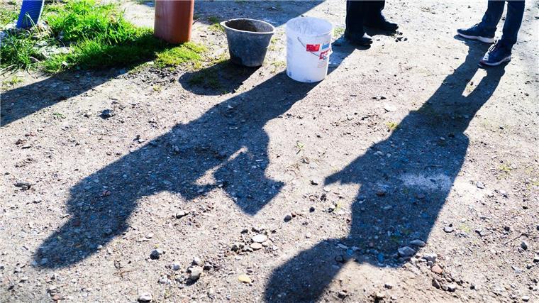 Verdacht auf Schwarzarbeit und illegale Beschäftigung Ein Zollbeamter (l) steht mit einem Bauarbeiter bei einer Kontrolle von Schwarzarbeit in einem Neubaugebiet in der Region Hannover.