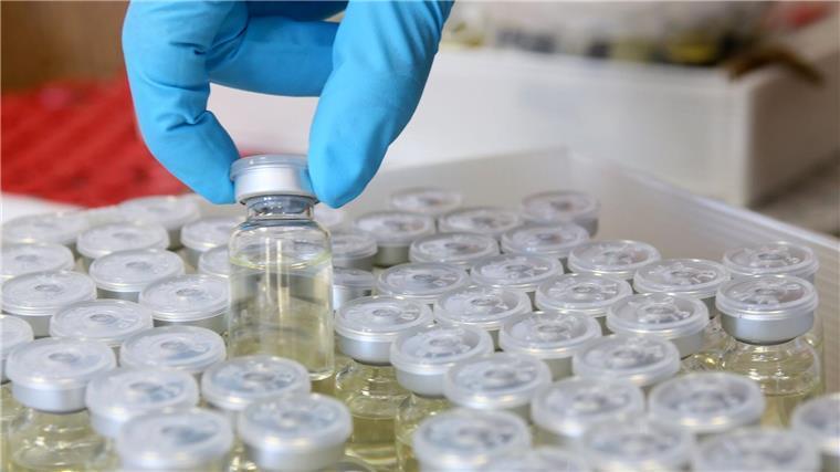 Razzia gegen mutmaßliche Doping-Dealer: Männer verhaftet Ein Zollfahnder zeigt im Zollfahndungsamt sichergestellte Ampullen mit Anabolika.