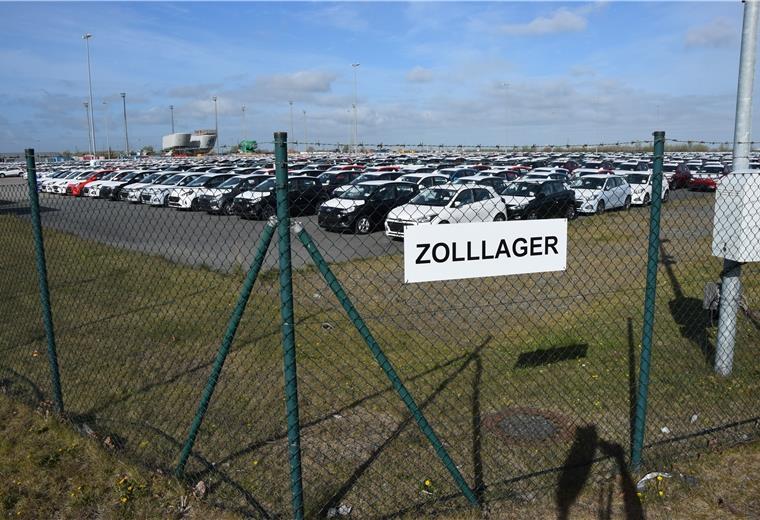 Wegen Corona: Korea-Autos im Fischereihafen Ein Zolllager ist im Fischereihafen für koreanische Importfahrzeuge eingerichtet worden.